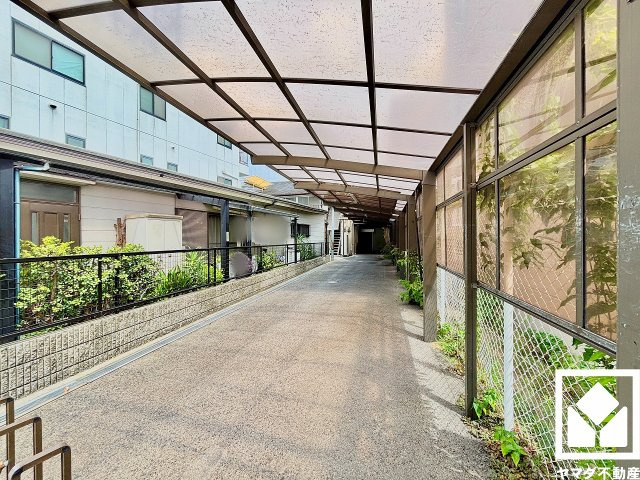 西宮市六湛寺町の外観|阪神百貨店や3COINS、無印良品500などが出店するショッピングセンター「エビスタ西宮」まで徒歩9分。専門店や飲食店も豊富で、日々のお買い物やお食事の選択肢が広がります。