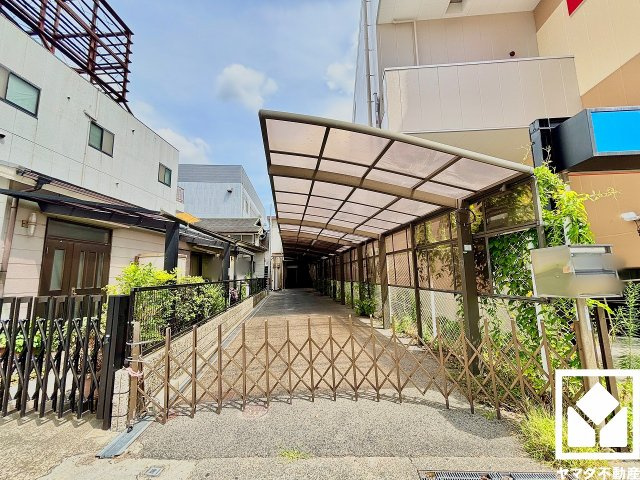 西宮市六湛寺町の外観|「ファミリーマート阪神西宮駅東店」まで徒歩10分、「スーパーマルハチさくら夙川店」まで徒歩12分、「農協市場館彩菜さくら」まで徒歩13分など、他にもお買い物施設が徒歩圏内に複数あり便利な住環境です。