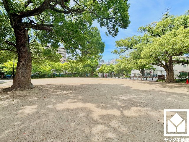 西宮市六湛寺町のその他|西宮市役所の向かいにある「六湛寺公園」まで徒歩2分（約110m）。園内の広場では、夏の納涼盆踊り大会やフラワーフェスティバルなど様々なイベントが開催されており、賑わいや豊かな自然を日常的に楽しめます。
