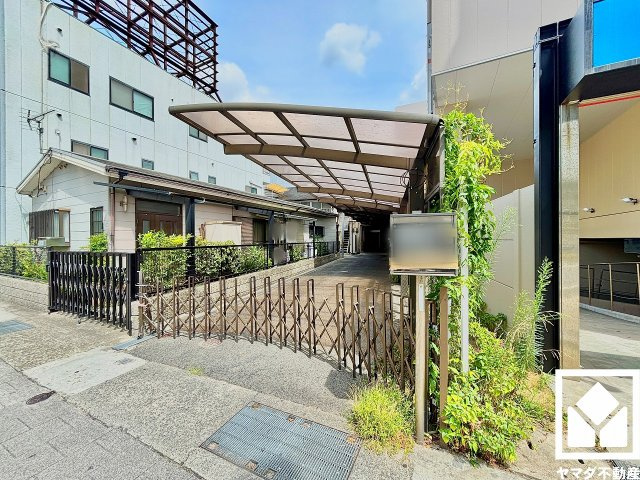 西宮市六湛寺町の外観|兵庫県内を東西に走る国道2号線が敷地南側に隣接しています。名神高速道路の西宮ICも一般道で約1.7kmと近く、大阪・京都・名古屋など各方面へのアクセスがスムーズ。快適なカーライフが叶います。