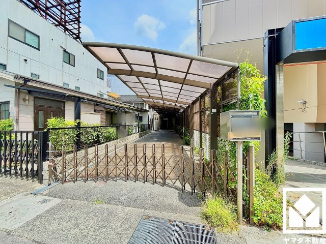 西宮市六湛寺町の外観|「コスモチャイルド保育園西宮園」まで徒歩9分。毎日の送迎の負担を軽減し、お子様の急な発熱などの緊急時や、忘れ物を届けたいときもすぐに駆け付けられる、子育て世帯にたいへん心強い距離感です。