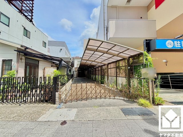 西宮市六湛寺町の外観|「三井住友銀行甲東支店」まで徒歩9分。急な出費や現金が必要なときも、すぐに対応できる利便性の高い立地です。