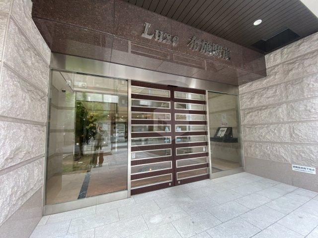 Luxe布施駅前のエントランス
