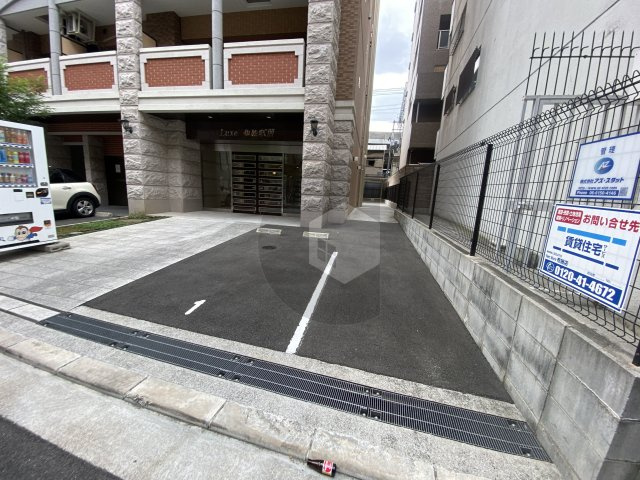 Luxe布施駅前の駐車場