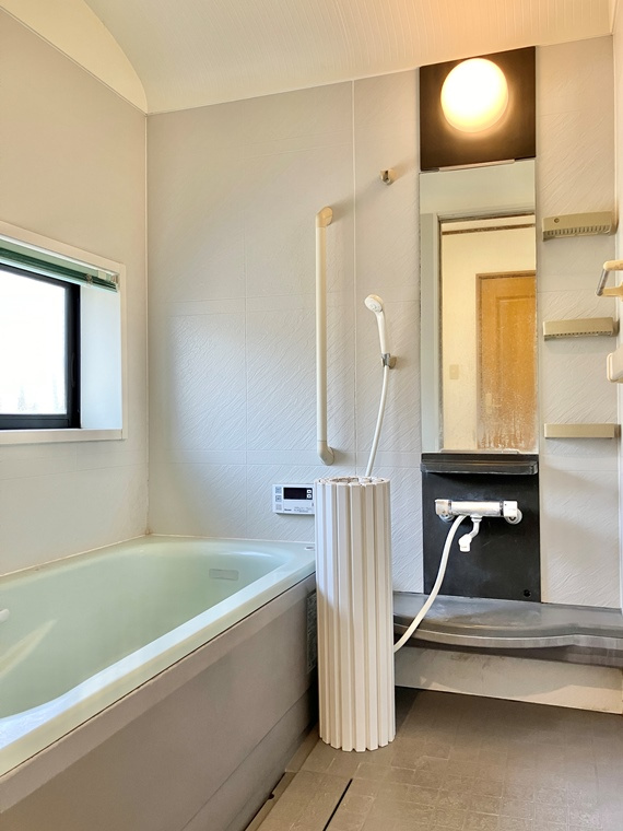 柏戸建の浴室