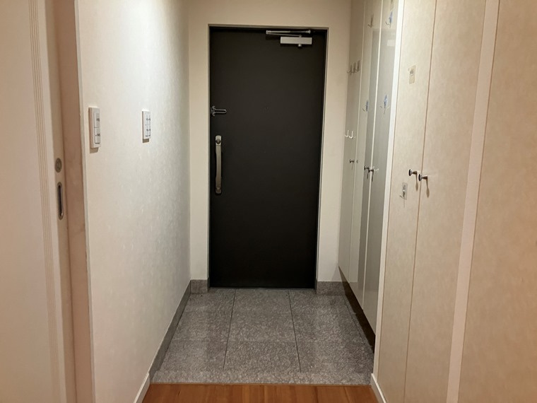 東新宿レジデンシャルタワーの玄関