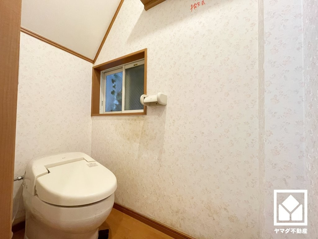 尼崎市食満７丁目のトイレ|お手入れがしやすく節水効果も高いタンクレストイレです。トイレ・洗面台が1階と3階にあるので、朝の忙しい時間にも混雑せず快適です。（リフォーム前の写真です）