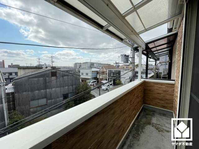 尼崎市食満７丁目のバルコニー|南向きバルコニーで陽当たり、風通し良好。バルコニーが2階と3階にございますので、お洗濯物をたっぷりと干す事ができます。屋根付きなので急な雨の日も安心ですね。（リフォーム前の写真です）