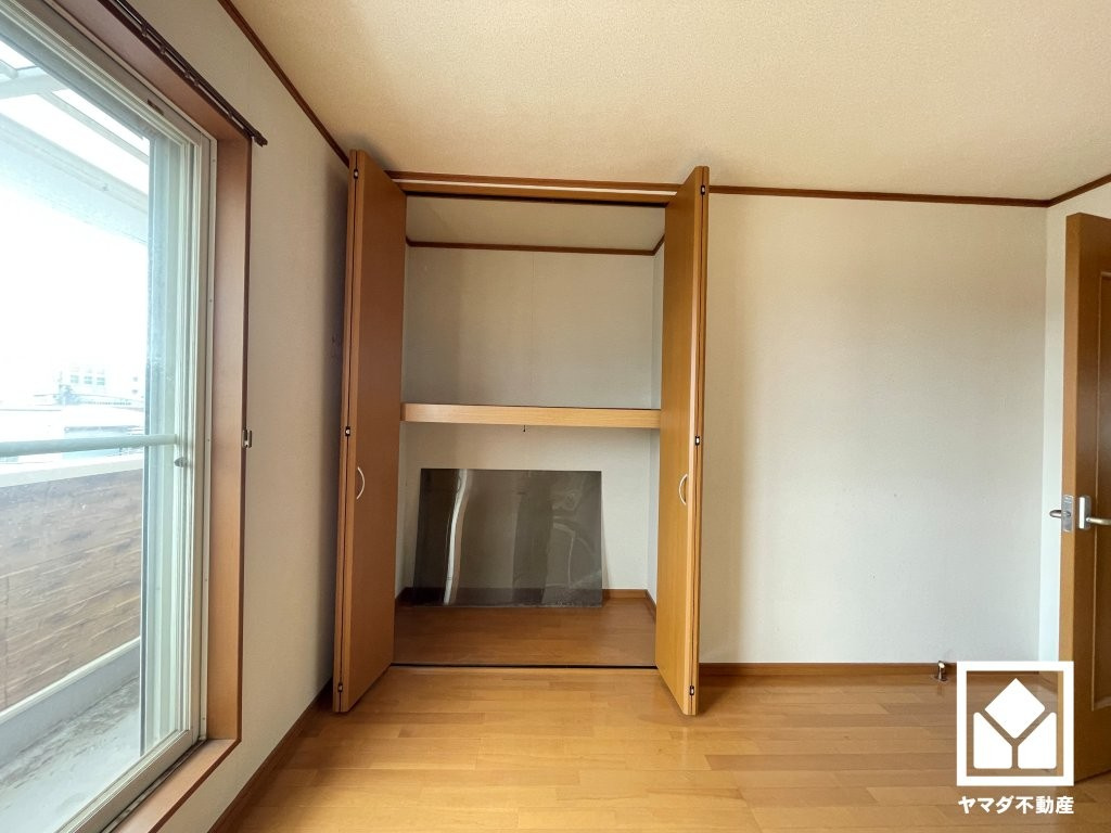 尼崎市食満７丁目の収納|お洋服はもちろん、スーツケースなどの大物もしっかり収納できます。（リフォーム前の写真です）