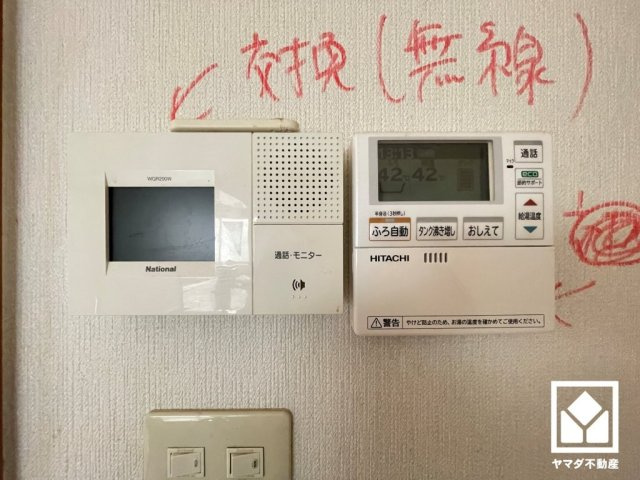 尼崎市食満７丁目の設備|突然の来訪時でも安心なモニター付きインターホンを完備。お留守番中のお子様でも簡単に来訪者の確認ができます。（リフォーム前の写真です）