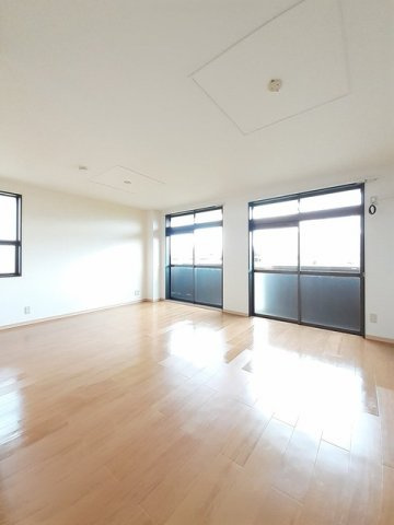 リバーサイド・ヴィラＢの居間・リビング|こちらの居間で趣味の時間をお楽しみください