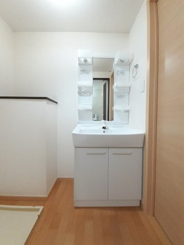 リバーサイド・ヴィラＢの洗面所|使いやすい洗面所です