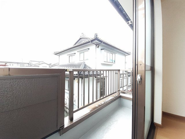 プラージュⅠのバルコニー|開放的で明るい空間を演出してくれるバルコニーです