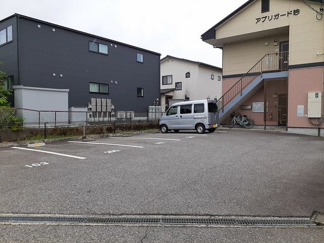 アプリカード吟の駐車場|駐車場があるので、車を買う予定の方も安心です