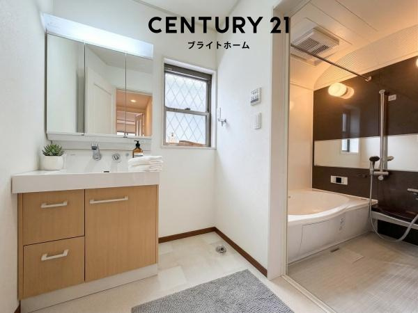 横浜市保土ケ谷区上菅田町の中古一戸建の独立洗面台|こちらの洗面所には豊富な収納！
気遣いのある設計♪
※家具等はCGでの参考レイアウトです。