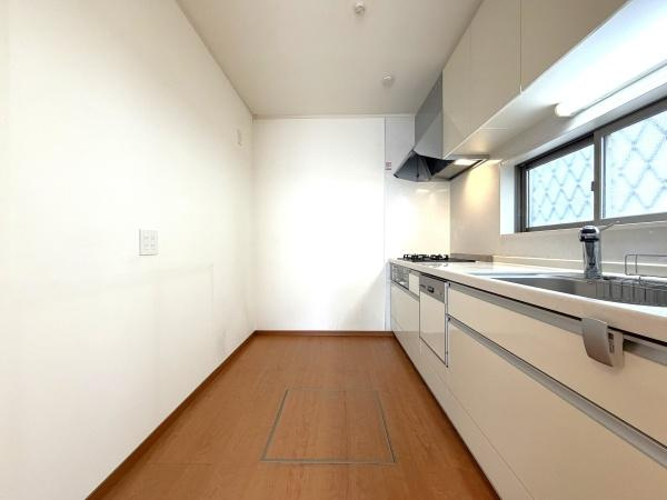 横浜市保土ケ谷区上菅田町の中古一戸建のキッチン|食洗器付きなのは家事の負担を軽減してくれる嬉しいポイント♪
広々としたキッチンはお子様と並んでお料理できます。