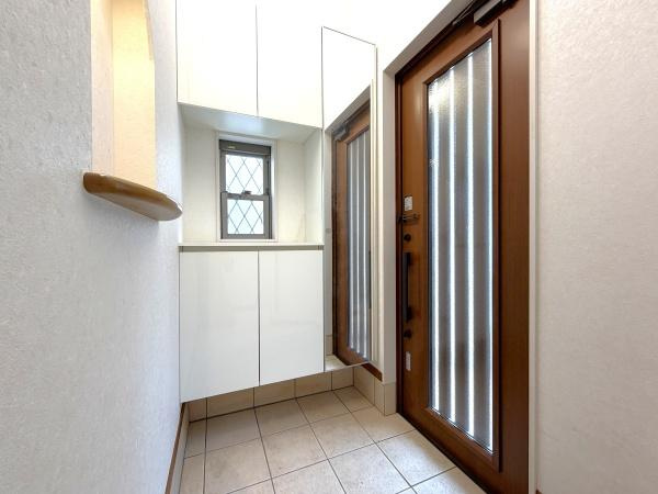 横浜市保土ケ谷区上菅田町の中古一戸建の玄関|この明るい玄関が気持ちよく迎え入れてくれます。