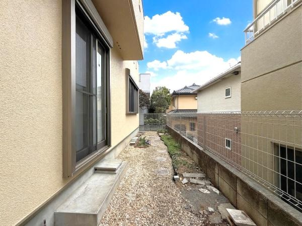 横浜市保土ケ谷区上菅田町の中古一戸建の庭|荷物を置くのもよし！お好きなお花を置いてみるのもよし！
色々な用途で使えるスペースです。