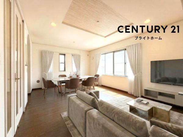 横浜市保土ケ谷区上菅田町の中古一戸建の居間・リビング|窓からの光が嬉しい洋室です。
収納もあり、荷物が多い方にも安心です♪
※家具等はCGでの参考レイアウトです。