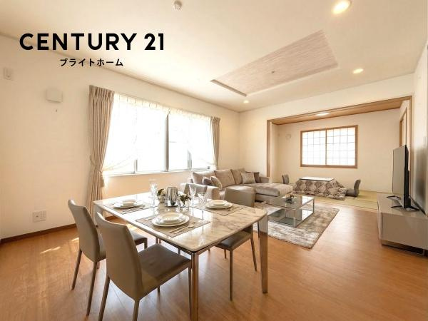 横浜市保土ケ谷区上菅田町の中古一戸建の居間・リビング|家族が自然と集まるリビングは
落ち着きのある空間です♪
※家具等はＣＧでの参考レイアウトです。
