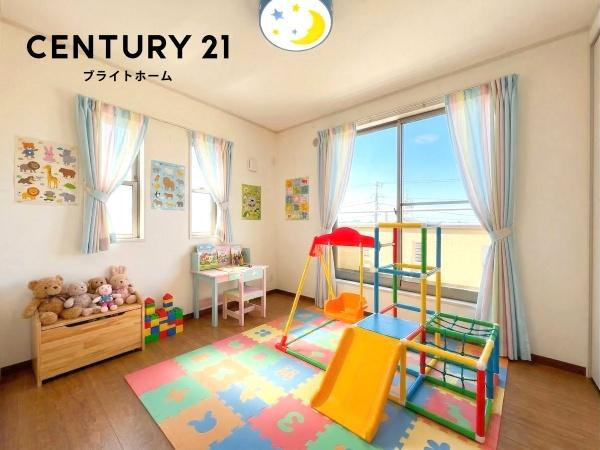 横浜市保土ケ谷区上菅田町の中古一戸建の洋室|窓からの光が嬉しい洋室です。
収納もあり、荷物が多い方にも安心です♪
※家具等はCGでの参考レイアウトです。