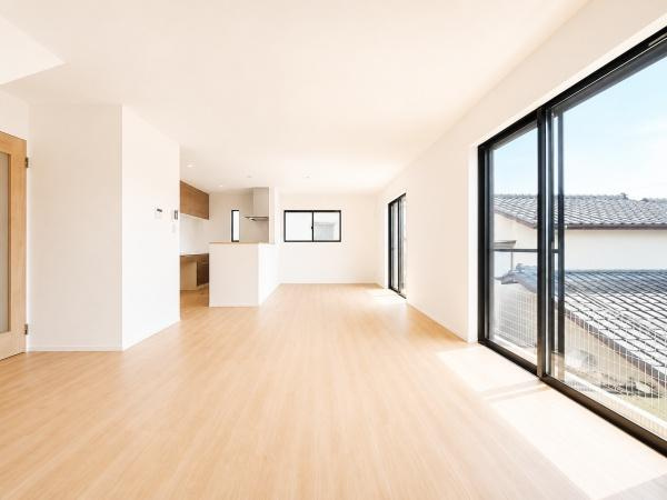 横浜市瀬谷区阿久和東３丁目の新築一戸建の居間・リビング|窓からは明るい光が差し込みます！
電気をつけなくても明るいです。