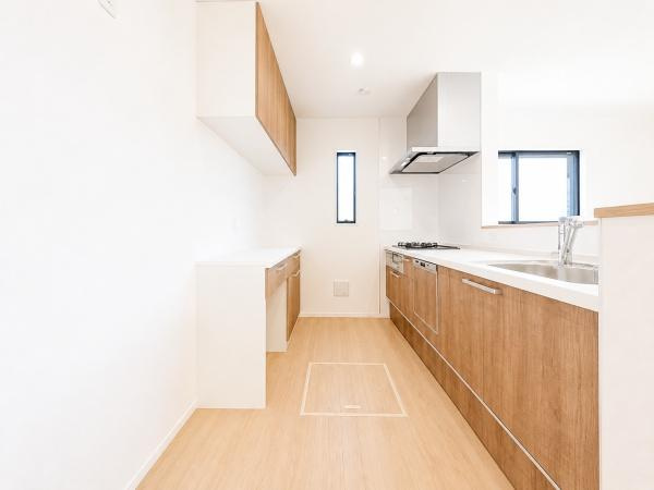 横浜市瀬谷区阿久和東３丁目の新築一戸建のキッチン|カップボードなど収納豊富なキッチン。
ここまで収納スペースがあるとキッチン周りをきれいに保てますね！