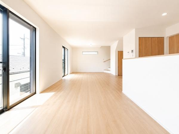 横浜市瀬谷区阿久和東３丁目の新築一戸建の居間・リビング|家族が自然と集まるリビングは
落ち着きのある空間です♪