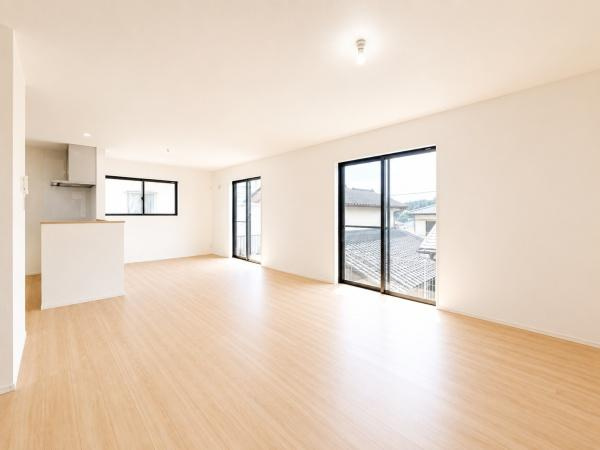 横浜市瀬谷区阿久和東３丁目の新築一戸建の居間・リビング|明るいLDK！！
陽当たり良好です。
