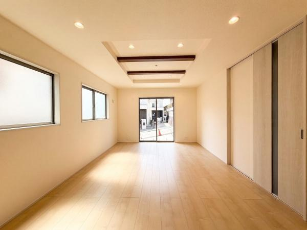 横浜市瀬谷区東野台の新築一戸建の居間・リビング|自慢したくなるリビング！
形も良く家具の配置にも困りません。
