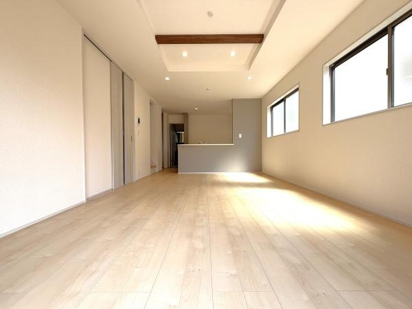 横浜市瀬谷区東野台の新築一戸建の居間・リビング|家族が自然と集まるリビングは
落ち着きのある空間です♪