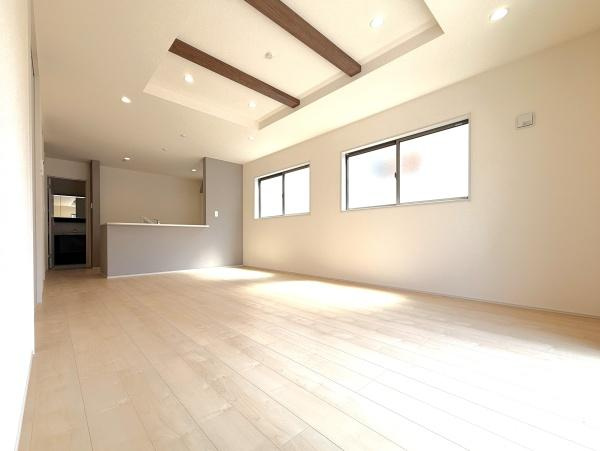 横浜市瀬谷区東野台の新築一戸建の居間・リビング|明るいLDK！！
陽当たり良好です。