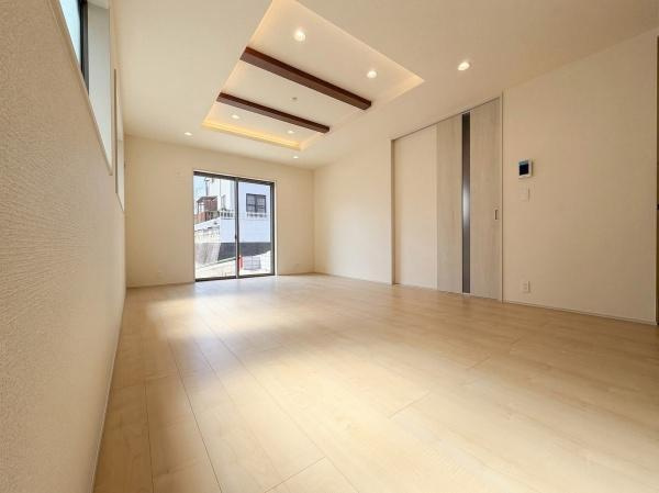 横浜市瀬谷区東野台の新築一戸建の居間・リビング|2面採光のLDKは陽当たり通風良好です。
