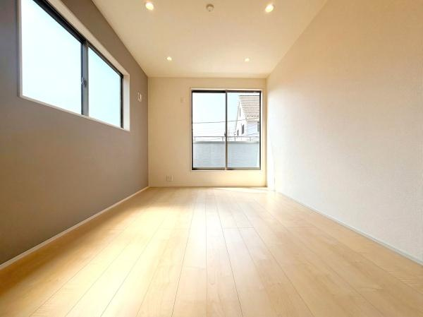 横浜市瀬谷区東野台の新築一戸建の洋室|二面採光の明るく、落ち着きのある洋室！
休日はこちらでおくつろぎ下さい♪