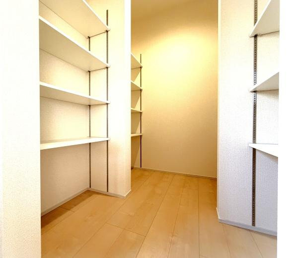 横浜市瀬谷区東野台の新築一戸建の収納|パントリーがあるので、
ストック品なども収納できます。