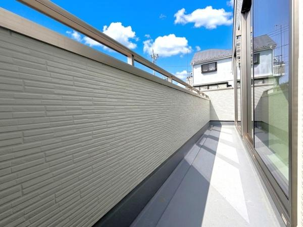 横浜市瀬谷区東野台の新築一戸建のバルコニー|陽当り良好のバルコニー！
風通しもよく気持ちいいです
