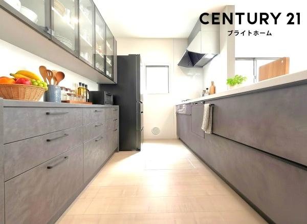 横浜市瀬谷区東野台の新築一戸建のキッチン|食洗器付きなのは家事の負担を軽減してくれる嬉しいポイント♪
広々としたキッチンはお子様と並んでお料理できます。
※家具等はCGでの参考レイアウトです。