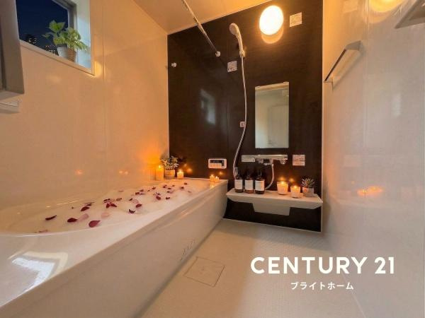 横浜市瀬谷区東野台の新築一戸建の浴室|窓付きの浴室です。
このバスルームで一日の疲れを癒してください！
※家具等はCGでの参考レイアウトです。
