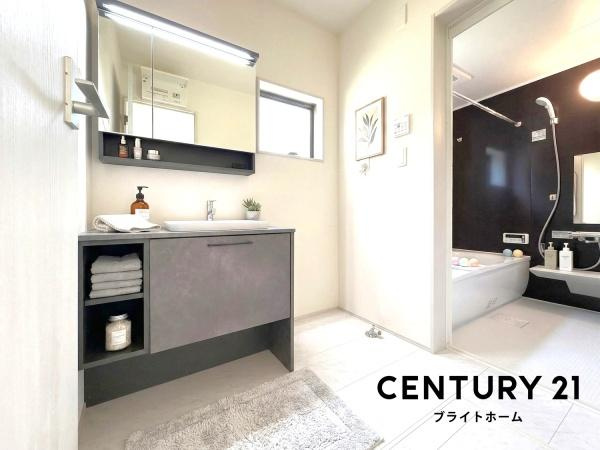 横浜市瀬谷区東野台の新築一戸建の独立洗面台|お化粧もしやすい三面鏡付き独立洗面台、
収納もしっかりあり、洗剤などもしまっておけます。
※家具等はCGでの参考レイアウトです。