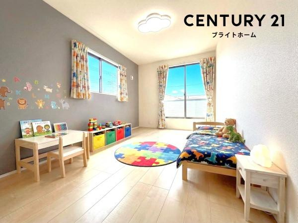 横浜市瀬谷区東野台の新築一戸建の洋室|二面採光の明るい洋室♪
休日はこちらでおくつろぎ下さい♪
※家具等はＣＧでの参考レイアウトです。