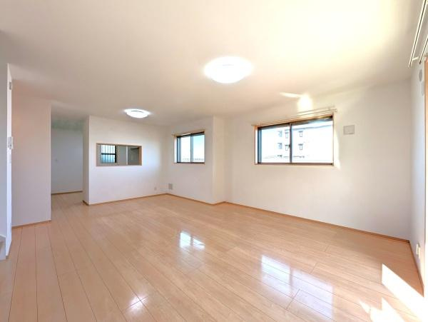 横浜市中区本牧元町の中古一戸建の居間・リビング|明るいLDK！！
陽当たり良好です。