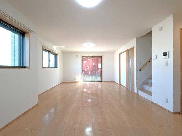 横浜市中区本牧元町の中古一戸建の居間・リビング|家族が自然と集まるリビングは
落ち着きのある空間です♪