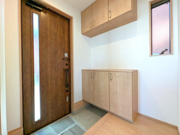 横浜市中区本牧元町の中古一戸建の玄関|この明るい玄関が気持ちよく迎え入れてくれます。