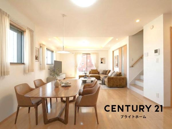 横浜市中区本牧元町の中古一戸建の居間・リビング|窓からの光が嬉しい洋室です。
収納もあり、荷物が多い方にも安心です♪
※家具等はCGでの参考レイアウトです。