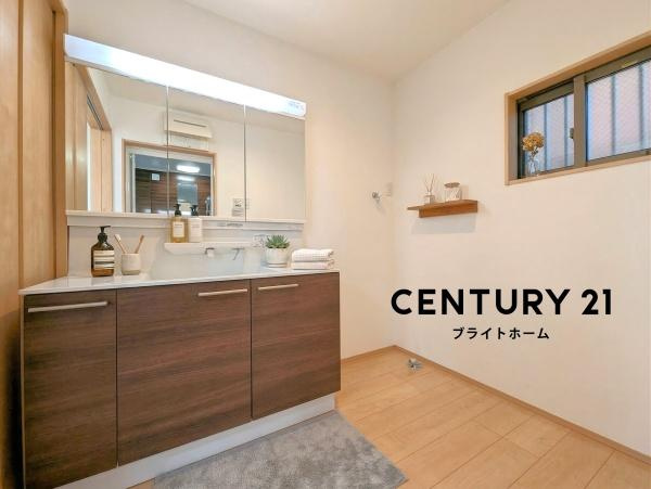 横浜市中区本牧元町の中古一戸建の独立洗面台|こちらの洗面所には豊富な収納！
気遣いのある設計♪
※家具等はCGでの参考レイアウトです。