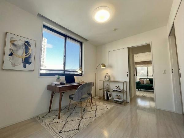 【洋室】 | イニシア鷺沼レジデンス | 白とナチュラルの落ち着いたカラーセレクトです。
※CGにて、家具等の配置をしております。なお家具等は販売価格には含まれておりません。