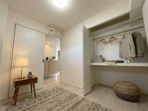 【洋室】 | イニシア鷺沼レジデンス | 約５帖の洋室には高さ、奥行き十分なクローゼットが付いてます！
※CGにて、家具等の配置をしております。なお家具等は販売価格には含まれておりません。