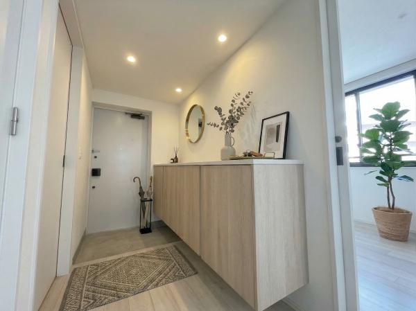 【玄関】 | イニシア鷺沼レジデンス | 収納豊富な広々玄関です！すっきりと整理整頓しやいレイアウトです！
※CGにて、家具等の配置をしております。なお家具等は販売価格には含まれておりません。