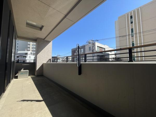 【バルコニー】 | イニシア鷺沼レジデンス | 南向き陽当たりの良い広々としたワイドバルコニー。