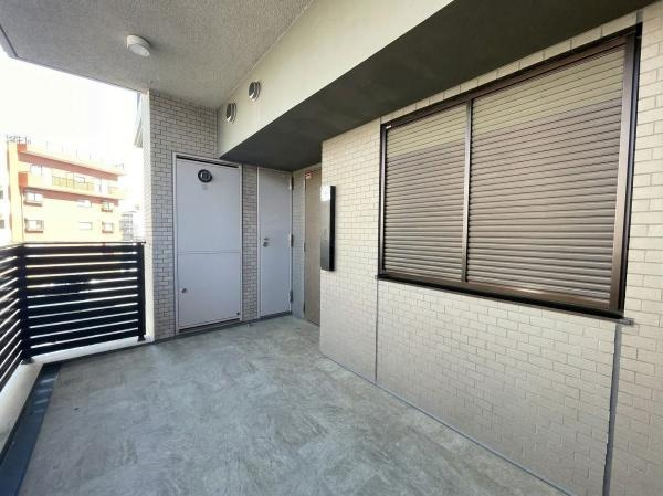 【玄関】 | イニシア鷺沼レジデンス | 広々とした玄関ポーチがあることで、玄関スペースが広く感じます。
